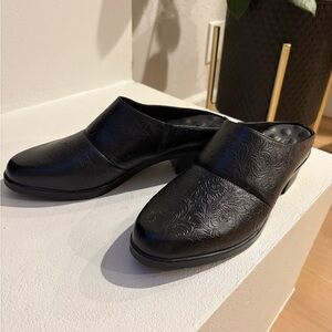 Walking Cradles Caden Sz 10M Black Leather Floral Mules Foam Footbed Comfort